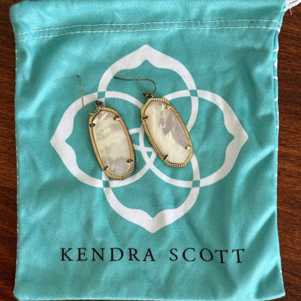 Kendra Scott Elle Gold Drop Earrings in Mother of Pearl